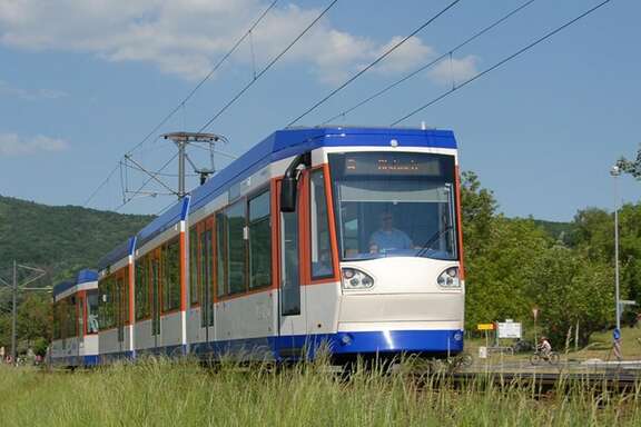 Blau-weiß-rote Straßenbahn