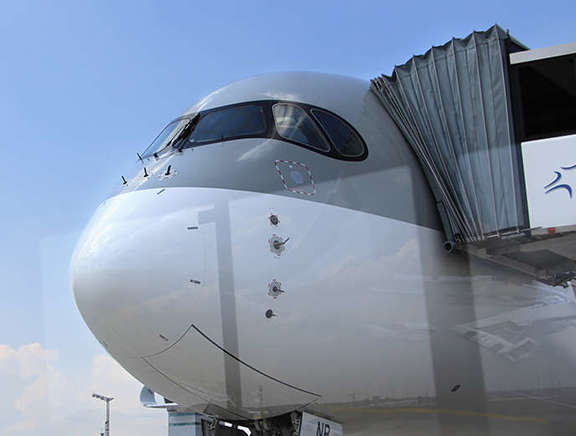 Vergrößerte Ansicht: Blick von unten auf die große Schnauze eines Flugzeugs