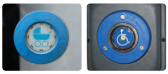 Nahaufnahme: links, runder blauer Taster mit Kinderwagensymbol. rechts, runder blauer Taster mit Rollstuhlsymbol