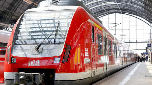 Außenansicht der S-Bahn ET 430 im Frankfurter Hauptbahnhof