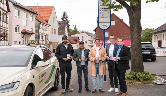 Vorstellung des Pilotprojekts zur Onlinebuchung im ALT VB-38 an der Haltestelle „Kreissparkasse“ in Grebenau