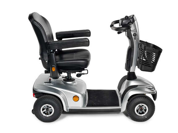 Elektroscotter für Senioren und behinderte Menschen silberner Elektroscooter mit Sitz, vier Rändern und Korb