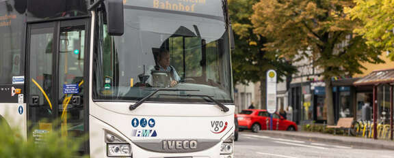 RMV / VGO Bus fährt eine Haltestelle an