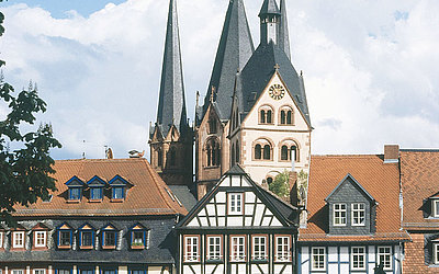Vergrößerte Ansicht: Am Obermarkt mit Fachwerkhäusern in Gelnhausen, dahinter die Marienkirche