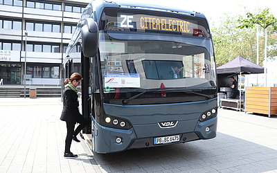 Eine Frau steigt in den Elektrobus Citea Electric ein.