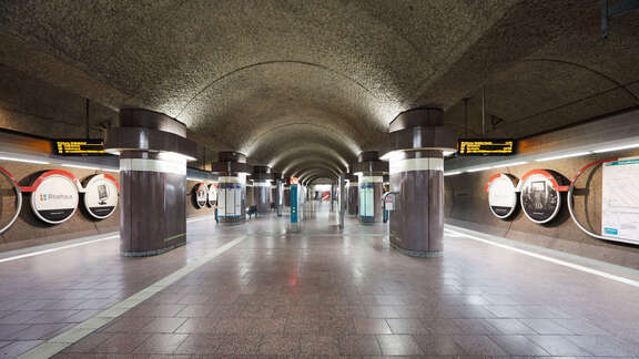 Ein menschenleerer Bahnsteig einer U-Bahnstation.