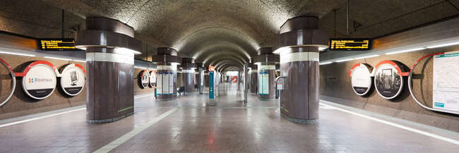 Ein menschenleerer Bahnsteig einer U-Bahnstation.