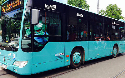 Vergrößerte Ansicht: BuBa fährt einen Bus am Tag der Verkehrsgeschichte