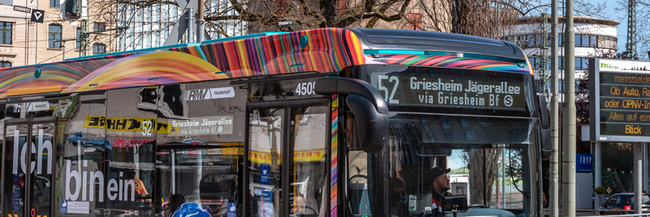 Ein Bus der Linie 52 vor dem turm der Galluswarte.