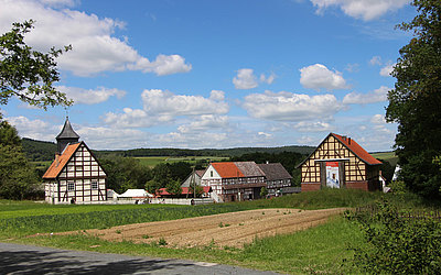 Vergrößerte Ansicht: Blick über die Felder auf Nordhessen