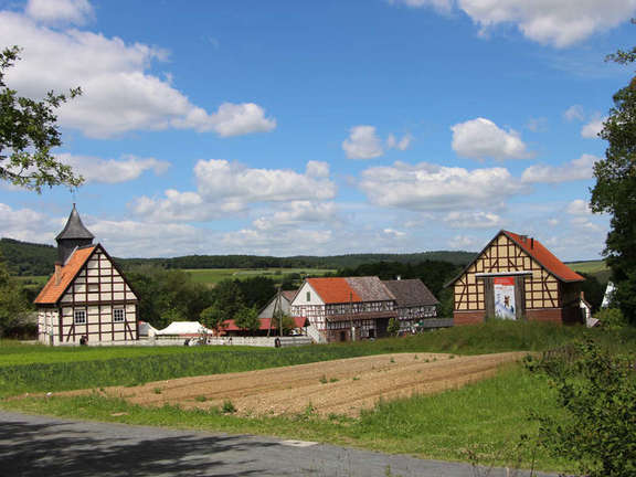 Vergrößerte Ansicht: Blick über die Felder auf Nordhessen