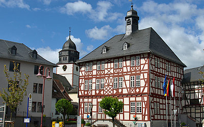 Vergrößerte Ansicht: Fachwerkfassade des Rathauses in Usingen
