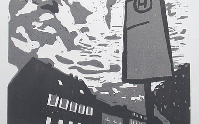 Vergrößerte Ansicht: Linoldruck Haltestellenschild im Vordergrund, Gebäude im Hintergrund