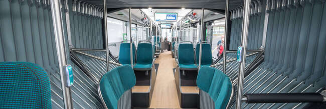 Innenraum eines neuen Wasserstoffgelenkbusses
