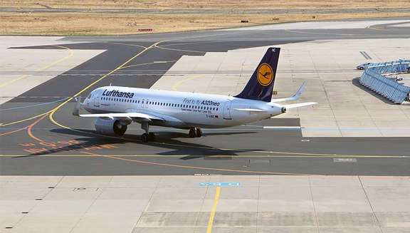 Vergrößerte Ansicht: Lufthansa Airbus 320 neo auf dem Vorfeld