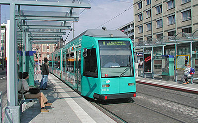 Vergrößerte Ansicht: Die Straßenbahn hält an einer Haltestelle