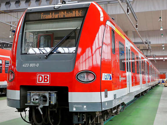 Vergrößerte Ansicht: Modernisierte S-Bahn der Baureihe ET 423 in rotem Design