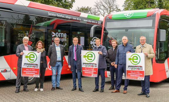 Pressetermin zur Inbetriebnahme der Elektrobusse im MTK Foto der Teilnehmenden und der neuen Elektrobusse des MTK