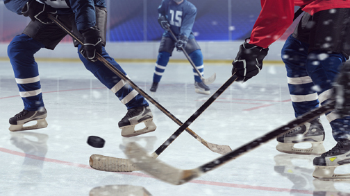 Eishockeyspieler auf dem Eis.