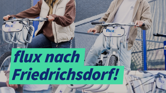 Ein horizontal dreifach geteiltes Bild. Oben ist in Großaufnahme ein Fahrradrahmen mit der Aufschrift flux zu sehen. Auf dem mittleren Bild sind eine junge Frau und ein junger Mann zu sehen, die auf ihre Flux-Fahrräder steigen. Auf dem unteren Bild sind die Vorderreifen der Flux-Fahrräder zu sehen.