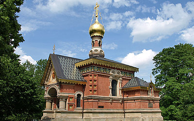 Vergrößerte Ansicht: Russische Kapelle mit goldener Kuppel im Kurpark Bad Homburg