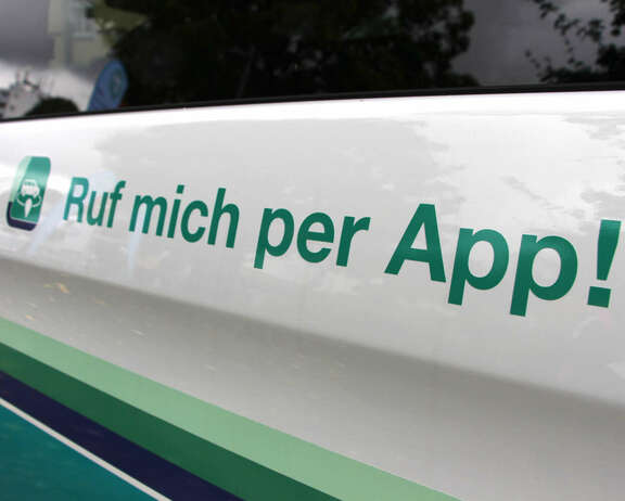 Außenansicht Elektroshuttle mit Schriftzug: Ruf mich per App!