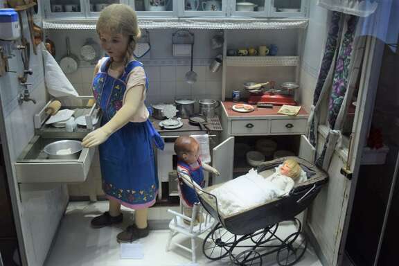 Puppenküche mit Frau und zwei Kindern