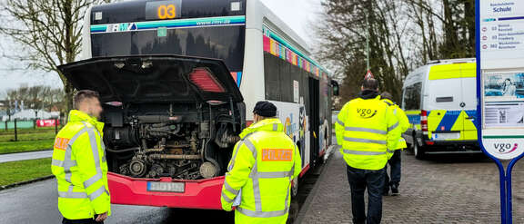 Bedienstete des Regionalen Verkehrsdienstes (RVD) Wetterau begutachten den Motorraum eines VGO-Bus