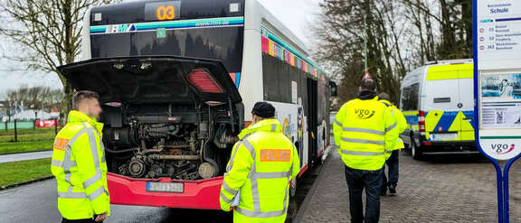 Bedienstete des Regionalen Verkehrsdienstes (RVD) Wetterau begutachten den Motorraum eines VGO-Bus