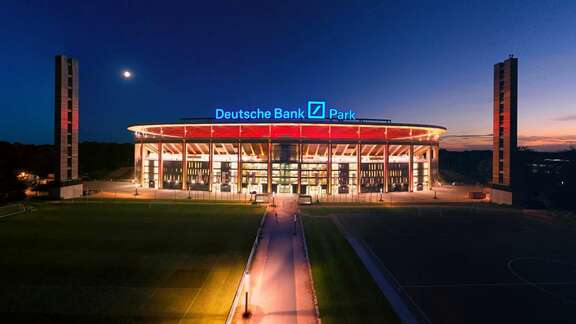 Nächtliche Frontalansicht des Stadions "Deutsche Bank Park" in Frankfurt