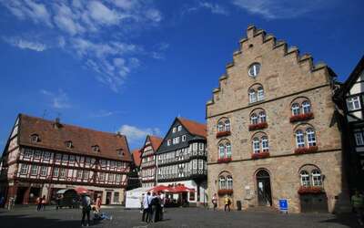 Vergrößerte Ansicht: Marktplatz mit Fachwerk-Häusern und einem Steinhaus