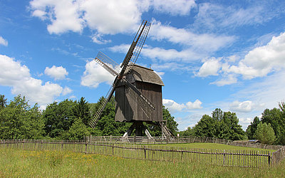 Vergrößerte Ansicht: Windmühle im Feld