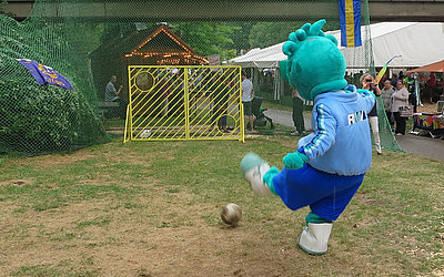 Vergrößerte Ansicht: BuBa spielt Fußball