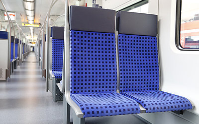 Vergrößerte Ansicht: blaue Zweier-Sitze in der modernisierten S-Bahn