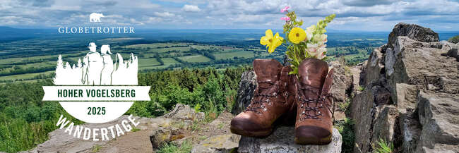 Mit Blumen dekorierte Wanderschuhe auf dem Biotop Bilstein im Hohen Vogelsberg