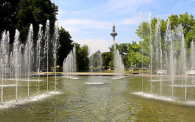 Vergrößerte Ansicht: Wasserfontänen im Oktogonbrunnen