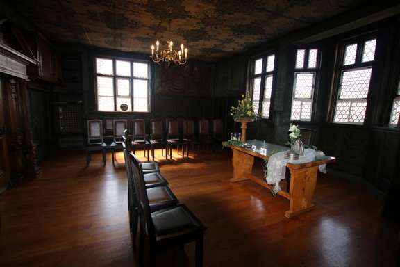 Vergrößerte Ansicht: Saal im Rathaus mit Wand- und Deckenbemalung