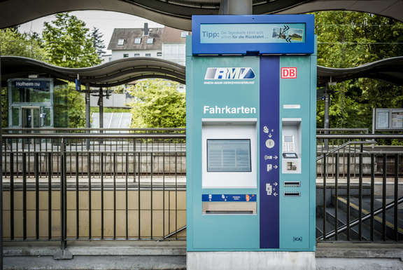 Ein RMV-Fahrkartenautomat am Gleis