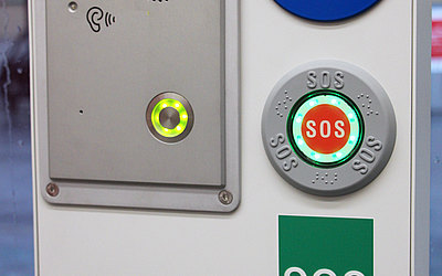 Vergrößerte Ansicht: Sprechstelle, Anforderungstaster und SOS-Knopf für Rollstuhlfahrer
