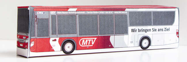 Ein zusammengefalteter MTV-Bus aus Papier