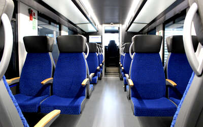 Blaue Sitze in einem Zug