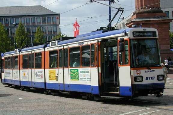 Vergrößerte Ansicht: Hochflur-Straßenbahn in Darmstadt unterwegs