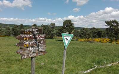 Vergrößerte Ansicht: Wanderschilder am Aartalsee