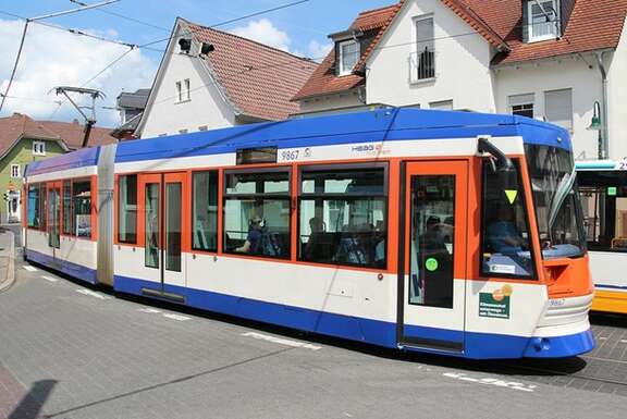 Weiß-rot-blaue Straßenbahn