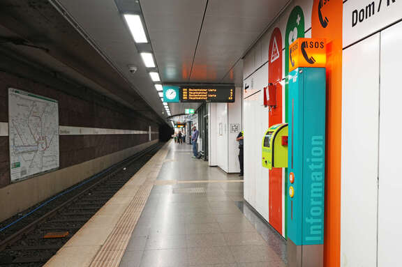VGF-Hilfeinseln am Bahnsteig Frankfurt Dom/Römer