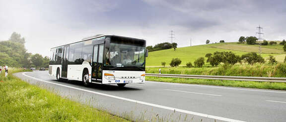 Bus in einer Landschaft