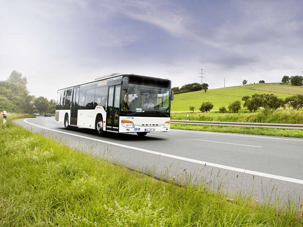 Bus in einer Landschaft