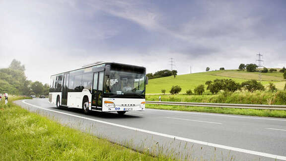 Bus in einer Landschaft