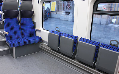 Vergrößerte Ansicht: zusammengeklappte blaue Sitze vor großer Fensterfront