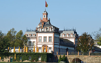 Vergrößerte Ansicht: Blick über den Main auf Schloss Philippsruhe in Hanau